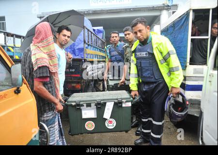 Sylhet, Bangladesch. 20. Juni 2023 Bei starken Regenfällen werden EVM-Maschinen vom AMA Muhith Sports Complex zu den Wahllokalen geschickt, bevor die Umfragen der Sylhet City Corporation für Juni 21. 2023 angesetzt werden. Stockfoto