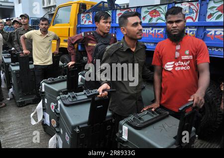 Sylhet, Bangladesch. 20. Juni 2023 Bei starken Regenfällen werden EVM-Maschinen vom AMA Muhith Sports Complex zu den Wahllokalen geschickt, bevor die Umfragen der Sylhet City Corporation für Juni 21. 2023 angesetzt werden. Stockfoto