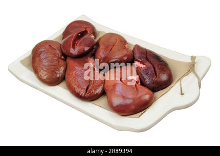 Schweinenieren in Brettern isoliert auf weißem Hintergrund. Rohes Fleisch. Stockfoto