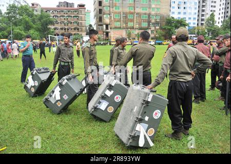 Sylhet, Bangladesch. 20. Juni 2023 Bei starken Regenfällen werden EVM-Maschinen vom AMA Muhith Sports Complex zu den Wahllokalen geschickt, bevor die Umfragen der Sylhet City Corporation für Juni 21. 2023 angesetzt werden. Stockfoto