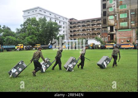 Sylhet, Bangladesch. 20. Juni 2023 Bei starken Regenfällen werden EVM-Maschinen vom AMA Muhith Sports Complex zu den Wahllokalen geschickt, bevor die Umfragen der Sylhet City Corporation für Juni 21. 2023 angesetzt werden. Stockfoto