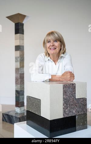 London, Großbritannien. 20. Juni 2023 Künstlerin Angela Palmer mit „The Four Nations“, 2023, Basalt (Nordirland), Portland Stone (England), Pink Granite (Schottland) und Angelsey Kalkstein (Wales) und „Tower of Time“, 2023, 16 Steine, die Lewisian Gneiss, etwa 3 Milliarden Jahre alt (zurück), in einer Vorschau auf „Deep Time: Uncovering Our Hidden Past“, ihre neue zeitgenössische Skulpturenausstellung in der Pangolin London Sculpture Gallery in der Nähe von King's Cross. Die Arbeiten beleuchten die drei Milliarden Jahre alte Geschichte des Vereinigten Königreichs durch seine Felsen und Steine. Die Show findet vom 21. Juni bis zum 16. September statt. Kredit: Stephen Chung Stockfoto