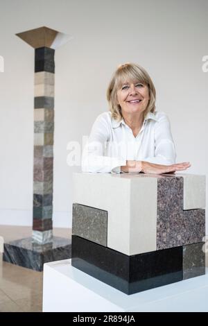 London, Großbritannien. 20. Juni 2023 Künstlerin Angela Palmer mit „The Four Nations“, 2023, Basalt (Nordirland), Portland Stone (England), Pink Granite (Schottland) und Angelsey Kalkstein (Wales) und „Tower of Time“, 2023, 16 Steine, die Lewisian Gneiss, etwa 3 Milliarden Jahre alt (zurück), in einer Vorschau auf „Deep Time: Uncovering Our Hidden Past“, ihre neue zeitgenössische Skulpturenausstellung in der Pangolin London Sculpture Gallery in der Nähe von King's Cross. Die Arbeiten beleuchten die drei Milliarden Jahre alte Geschichte des Vereinigten Königreichs durch seine Felsen und Steine. Die Show findet vom 21. Juni bis zum 16. September statt. Kredit: Stephen Chung Stockfoto