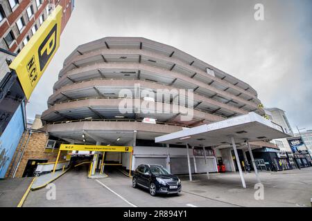 Der Parkplatz in der Rupert Street in Bristol, den die Gesellschaft des 20. Jahrhunderts vor Bauern retten will, die ihn durch Wohnungen ersetzen wollen. Stockfoto