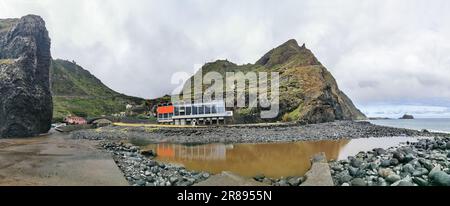 Madeira Island Portugal - 04 19 2023 Uhr: Panoramablick auf die Ribeira da Janela im Dorf Porto Moniz, geformt durch vulkanische Felsen, Dorfgebäude i. Stockfoto