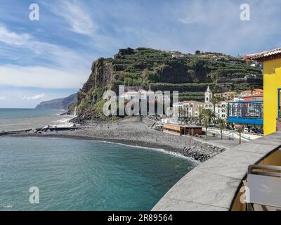 Madeira Island Portugal - 04 21 2023 Uhr: Blick auf Ponta do Sol, ein kleines touristisches Dorf in Funchal, Hauptstraße zum Meer, mit Residenz Stockfoto