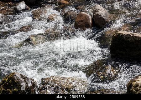 Tauchen Sie ein in die ruhige Pracht eines unberührten Bergflusses in Kantabrien Stockfoto