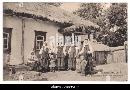 Die 1912 gedruckte Vintage-Postkarte zeigt ukrainische Frauen in Nationalkleidung in der Stadt Bakhmach in der Provinz Tschernihiv, Ukraine, früher Little Russia, teilweise Stockfoto