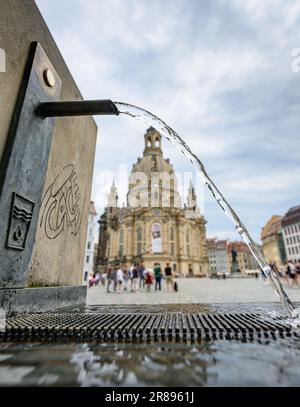 20. Juni 2023, Sachsen, Dresden: Wasser fließt aus einem Trinkbrunnen auf dem Neumarktplatz in der Altstadt vor der Frauenkirche. Foto: Robert Michael/dpa Stockfoto