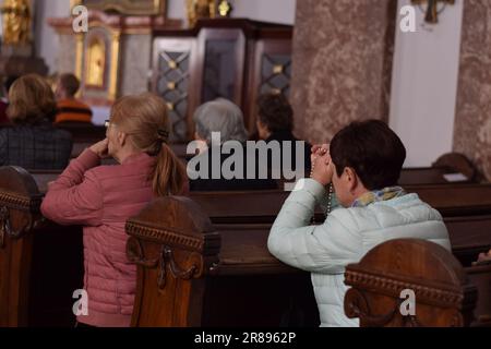 Gebete in der katholischen Kirche, alte Hände mit Rosenkranz, Slowakei Stockfoto