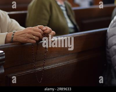 Gebete in der katholischen Kirche, alte Hände mit Rosenkranz, Slowakei Stockfoto