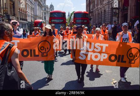 London, Großbritannien. 10. Juni 2023 Just Stop Oil-Aktivisten durchqueren Whitehall, während sie ihren täglichen langsamen marsch fortsetzen und fordern, dass die Regierung keine neuen Lizenzen für fossile Brennstoffe mehr ausstellt. Stockfoto