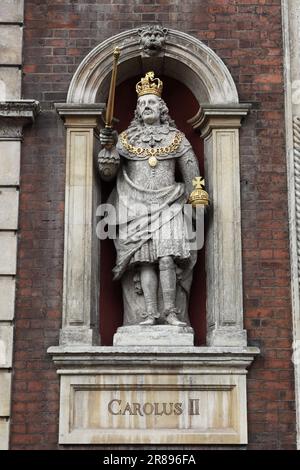 Die Nischenstatue von König Karl II. Befindet sich auf der vorderen Höhe von Guildhall, Worcester. Stockfoto