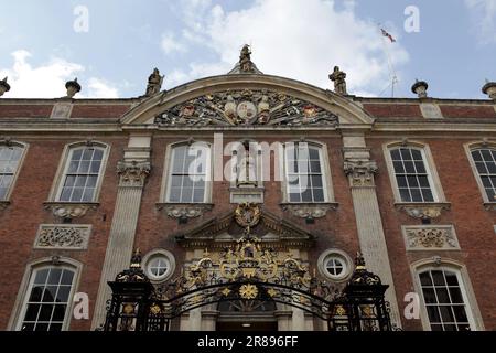 Die Fassade über dem Haupteingang zum Guildhall in Worcester. Stockfoto