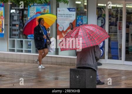 Preston, Lancashire. UK Weather, 20. Juni 2023. Starker Regen im Stadtzentrum. Heftige Gewitterduschen durchnässen die Käufer heute Nachmittag, aber scharfe Duschen und Wolkenbereiche bleiben bestehen. Es wird erwartet, dass es am späten Nachmittag sonniger wird. Kredit; MediaWorldImages/AlamyLiveNews Stockfoto