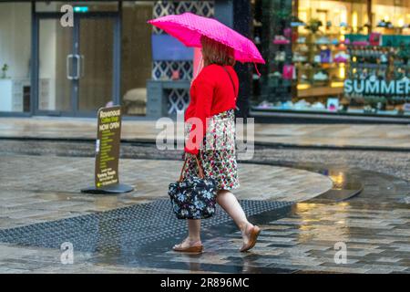 Preston, Lancashire. UK Weather, 20. Juni 2023. Starker Regen im Stadtzentrum. Heftige Gewitterduschen durchnässen die Käufer heute Nachmittag, aber scharfe Duschen und Wolkenbereiche bleiben bestehen. Es wird erwartet, dass es am späten Nachmittag sonniger wird. Kredit; MediaWorldImages/AlamyLiveNews Stockfoto