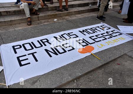 Ein Banner, das während des Protests am Boden gesehen wurde. Auf Aufruf des Kollektivs von Familien von Opfern der Gewalt im Zusammenhang mit dem Krieg der Drogenbanden demonstrierten mehrere hundert Menschen in Marseille, um mehr Ressourcen von der Justiz zu fordern, um die Abrechnung von Rechnungen aufzuklären, die sich vermehren und zur Allgemeinheit werden. Stockfoto