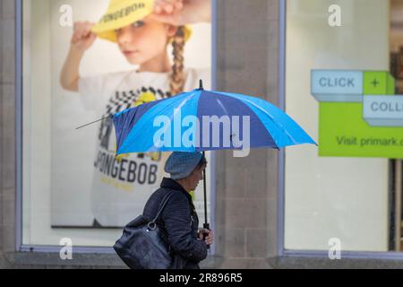 Preston, Lancashire. UK Weather, 20. Juni 2023. Starker Regen im Stadtzentrum. Heftige Gewitterduschen durchnässen die Käufer heute Nachmittag, aber scharfe Duschen und Wolkenbereiche bleiben bestehen. Es wird erwartet, dass es am späten Nachmittag sonniger wird. Kredit; MediaWorldImages/AlamyLiveNews Stockfoto