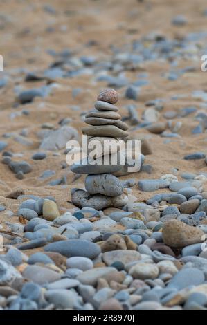 Zen Steine balancieren an einem felsigen Strand Stockfoto