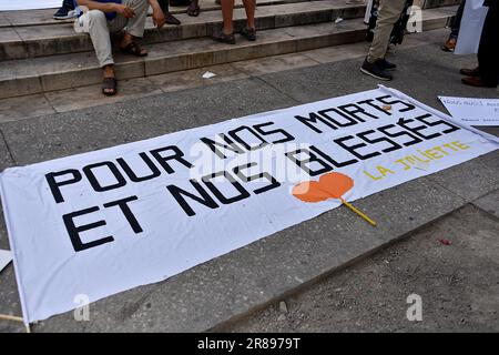 Marseille, Frankreich. 18. Juni 2023. Ein Banner, das während des Protests am Boden gesehen wurde. Auf Aufruf des Kollektivs von Familien von Opfern der Gewalt im Zusammenhang mit dem Krieg der Drogenbanden demonstrierten mehrere hundert Menschen in Marseille, um mehr Ressourcen von der Justiz zu fordern, um die Abrechnung von Rechnungen aufzuklären, die sich vermehren und zur Allgemeinheit werden. (Foto: Gerard Bottino/SOPA Images/Sipa USA) Guthaben: SIPA USA/Alamy Live News Stockfoto