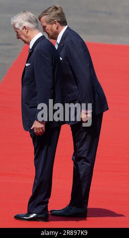 Brüssel, Belgien. 20. Juni 2023. König Philippe - Filip von Belgien und holländischer König Willem-Alexander, abgebildet bei der Begrüßungszeremonie im Königspalast am ersten Tag des offiziellen Staatsbesuchs des niederländischen Königspaares in Belgien am Dienstag, den 20. Juni 2023 in Brüssel. BELGA FOTO BENOIT DOPPAGNE Kredit: Belga News Agency/Alamy Live News Stockfoto