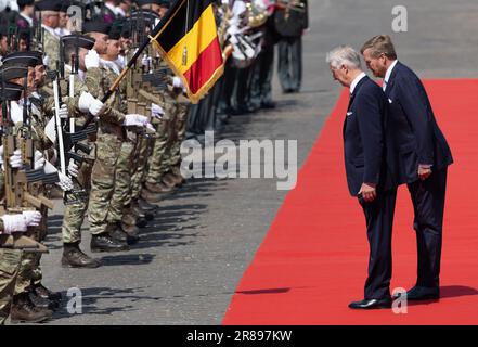 Brüssel, Belgien. 20. Juni 2023. König Philippe - Filip von Belgien und holländischer König Willem-Alexander, abgebildet bei der Begrüßungszeremonie im Königspalast am ersten Tag des offiziellen Staatsbesuchs des niederländischen Königspaares in Belgien am Dienstag, den 20. Juni 2023 in Brüssel. BELGA FOTO BENOIT DOPPAGNE Kredit: Belga News Agency/Alamy Live News Stockfoto