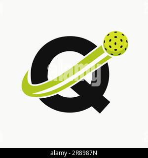 Buchstabe Q Pickleball-Logo mit beweglichem Pickle Ball-Symbol. „Pickle Ball“-Logo Stock Vektor