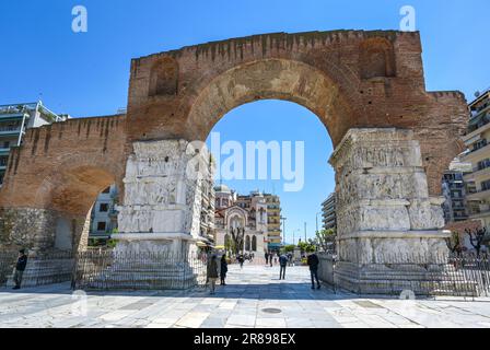 Thessaloniki, Griechenland, 28. April 2023: Galeriusbogen im Stadtzentrum, historisches Denkmal in byzantinischer Architektur, frühe Kunst auf der Marmorsäule Stockfoto