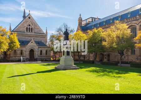 Adelaide, Südaustralien - 2. September 2019: Campus-Gebäude der Universität von Adelaide mit einem Monument, das über den Rasen von Goodman Crescent auf a d Stockfoto