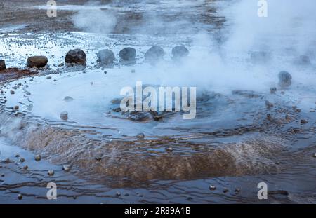 Erkunden Sie die faszinierenden geothermischen Felder von El Tatio mit seinen dampfenden Geysiren und heißen Pools hoch oben in der Atacama-Wüste in Chile, Südamerika Stockfoto