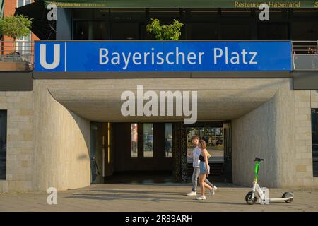 U-Bahnhof und Cafe, Bayerischer Platz, Schöneberg, Tempelhof-Schöneberg, Berlin, Deutschland *** Lokale Bildunterschrift *** , Berlin, Deutschland Stockfoto