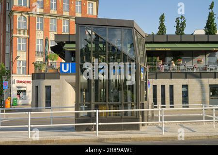 U-Bahnhof und Cafe, Bayerischer Platz, Schöneberg, Tempelhof-Schöneberg, Berlin, Deutschland *** Lokale Bildunterschrift *** , Berlin, Deutschland Stockfoto