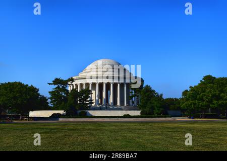 Tauchen Sie ein in die sonnenverwöhnte Schönheit von Washington DC. Bewundern Sie die großen Denkmäler und Statuen, die hoch unter goldenem Sonnenlicht stehen und Amerikas Essenz einfangen Stockfoto