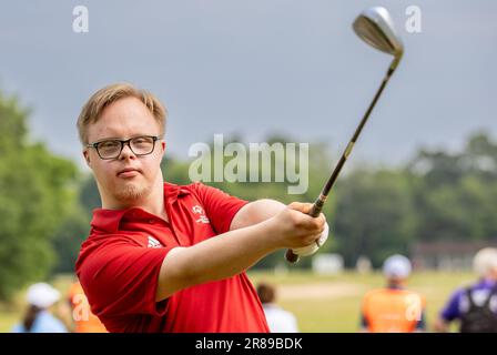 Bad Saarow, Deutschland. 20. Juni 2023. Behindertensport: Olympische Sonderspiele, Weltspiele, Golf, Vorbereitung auf der Driving Range im Golfklub Bad Saarow. Paul Kögler von Team Deutschland wärmt sich auf. Kredit: Andreas Gora/dpa/Alamy Live News Stockfoto