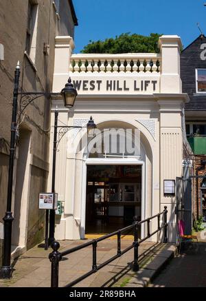 Hastings East Sussex, England, Großbritannien - der West Hill Lift, der 1891 eröffnet wurde, beherbergt seine ursprünglichen viktorianischen Holzbusse und führt durch einen Tunnel, was für eine Standseilbahn, Credit Simon Dack, ungewöhnlich ist Stockfoto