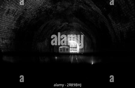 Hastings East Sussex, England, Großbritannien - der West Hill Lift, der 1891 eröffnet wurde, beherbergt seine ursprünglichen viktorianischen Holzbusse und führt durch einen Tunnel, was für eine Standseilbahn, Credit Simon Dack, ungewöhnlich ist Stockfoto