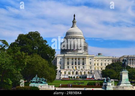 Tauchen Sie ein in die sonnenverwöhnte Schönheit von Washington DC. Bewundern Sie die großen Denkmäler und Statuen, die hoch unter goldenem Sonnenlicht stehen und Amerikas Essenz einfangen Stockfoto