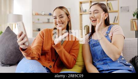 Videoanrufe, Telefongespräche und Frauen oder Freunde auf dem Sofa, die online telefonieren, Live-Streaming oder soziale Netzwerke zu Hause nutzen. Virtuelle Kommunikation, Begrüßung und Stockfoto