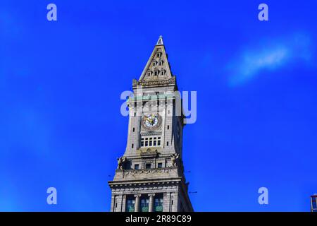 Tauchen Sie ein in die sonnenverwöhnte Schönheit von Washington DC. Bewundern Sie die großen Denkmäler und Statuen, die hoch unter goldenem Sonnenlicht stehen und Amerikas Essenz einfangen Stockfoto