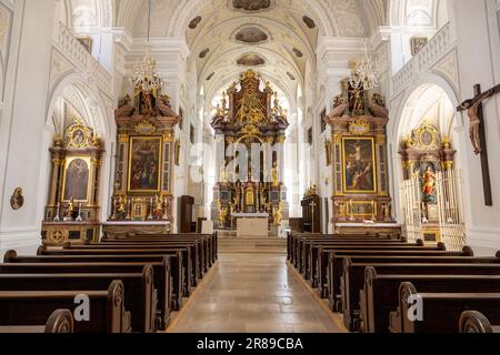 Traunstein, Deutschland. 20. Juni 2023. Blick auf das Innere der Kirche und den Altar der Stadtkirche Sankt Oswald. Zuvor wurde das Brustkreuz des verstorbenen Papstes Emeritus Benedict XVI aus einem Schaukasten in einem Vorraum gestohlen. Der ehemalige Pontifex hatte das Kreuz seiner Heimatgemeinde in Traunstein hinterlassen, wie das Bayerische Landeskriminalamt am Dienstag ankündigte. Dort wurde der "päpstliche Pektoral" aus der Stadtkirche St. gestohlen Oswald am Montag. Kredit: Peter Kneffel/dpa/Alamy Live News Stockfoto