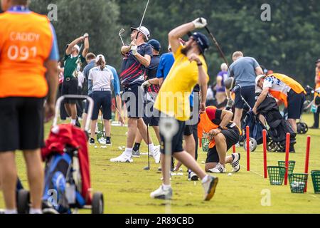 Bad Saarow, Deutschland. 20. Juni 2023. Behindertensport: Spezielle Olympiade, Weltspiele, Golf, Vorbereitung auf der Driving Range im Golfclub Bad Saarow. Die Teilnehmer schlagen beim Aufwärmen ab. Kredit: Andreas Gora/dpa/Alamy Live News Stockfoto