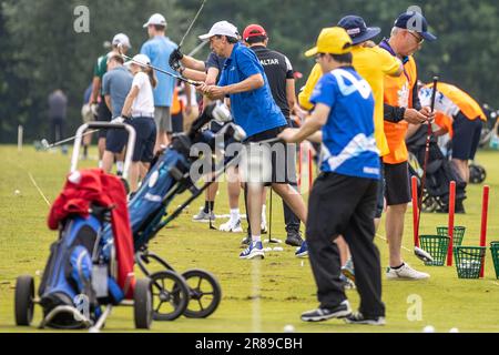 Bad Saarow, Deutschland. 20. Juni 2023. Behindertensport: Spezielle Olympiade, Weltspiele, Golf, Vorbereitung auf der Driving Range im Golfclub Bad Saarow. Die Teilnehmer schlagen beim Aufwärmen ab. Kredit: Andreas Gora/dpa/Alamy Live News Stockfoto