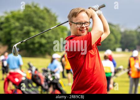 Bad Saarow, Deutschland. 20. Juni 2023. Behindertensport: Olympische Sonderspiele, Weltspiele, Golf, Vorbereitung auf der Driving Range im Golfklub Bad Saarow. Paul Kögler vom Team Deutschland gibt beim Aufwärmen den Abschlag. Kredit: Andreas Gora/dpa/Alamy Live News Stockfoto