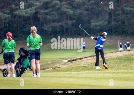 Bad Saarow, Deutschland. 20. Juni 2023. Behindertensport: Olympische Sonderspiele, Weltspiele, Golf, Level 3, im Golfklub Bad Saarow. Ein Teilnehmer trifft den Ball im Teamwettbewerb (18 Löcher). Kredit: Andreas Gora/dpa/Alamy Live News Stockfoto