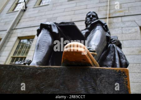 Tauchen Sie ein in die sonnenverwöhnte Schönheit von Washington DC. Bewundern Sie die großen Denkmäler und Statuen, die hoch unter goldenem Sonnenlicht stehen und Amerikas Essenz einfangen Stockfoto