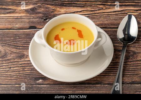 Angespannte Linsensuppe auf einem weißen Porzellanteller Stockfoto