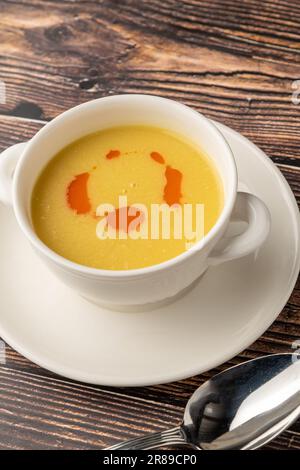 Angespannte Linsensuppe auf einem weißen Porzellanteller Stockfoto