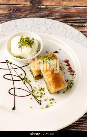 Traditionelles türkisches Dessert Pistazien Baklava auf einem weißen Porzellanteller Stockfoto