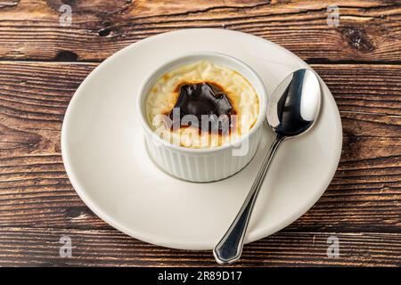 Traditionelles türkisches Dessert Bäckerei Reispudding türkischer Name Firin Sutlac in Keramikschüssel Stockfoto