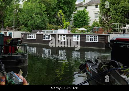 London - 05 28 2022 Uhr: Hausboot am Grand Union Canal am Jachthafen Blomfield Road Moorings Stockfoto